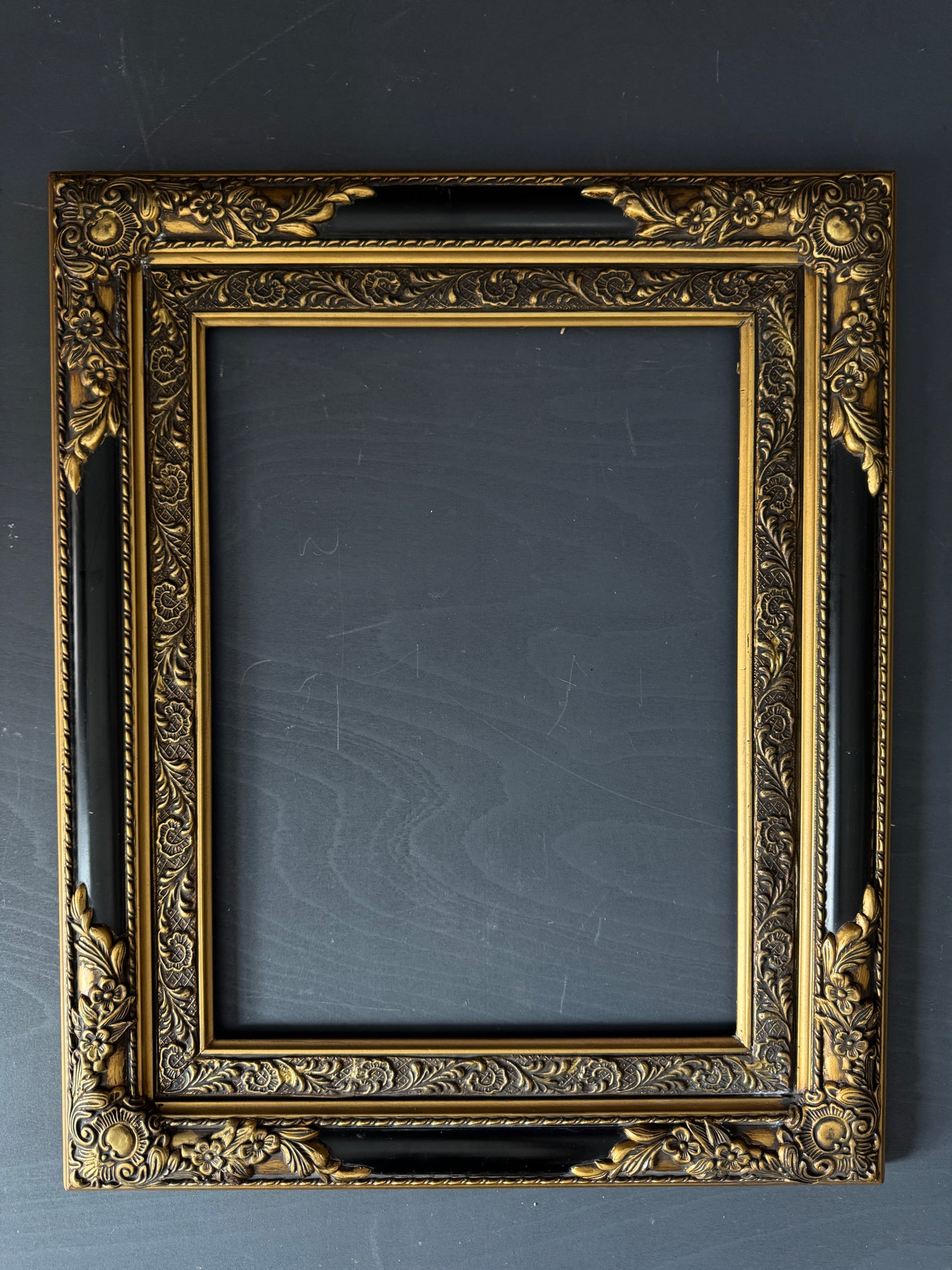 Antique Black & Gold Antique Drame Ornate Louréaux Frame