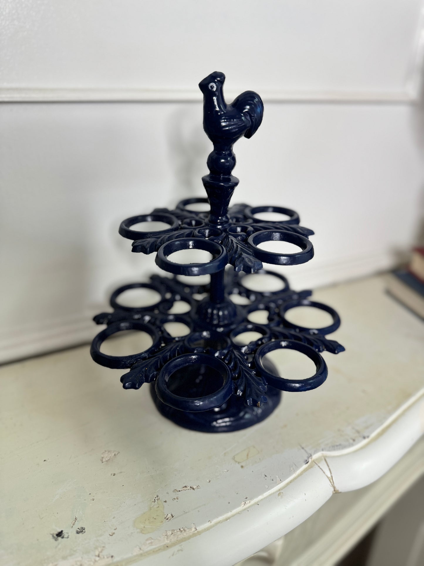 Vintage Metal Egg Holder – Painted Rack for 12 Eggs