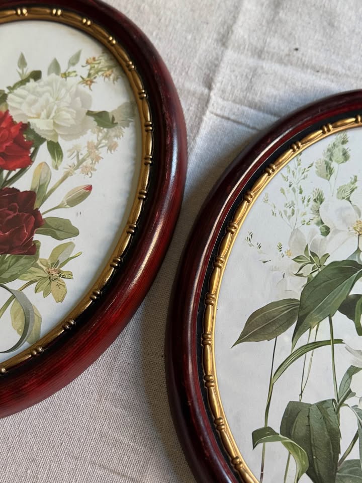 Vintage Flower-Themed Oval Matching Frame Set