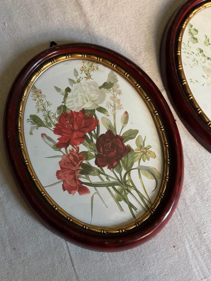 Vintage Flower-Themed Oval Matching Frame Set