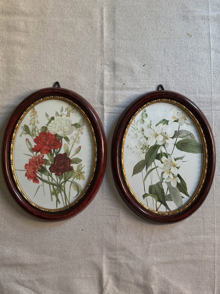 Vintage Flower-Themed Oval Matching Frame Set