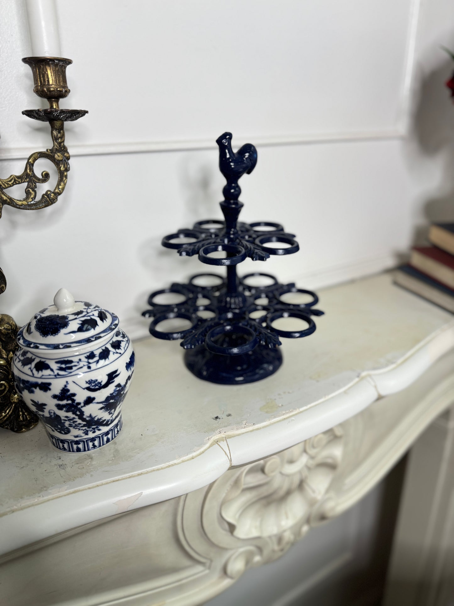 Vintage Metal Egg Holder – Painted Rack for 12 Eggs