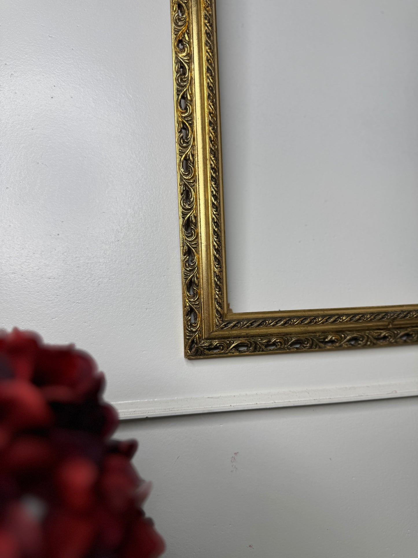 Regal Lines – Medium Double Slim Gilt Ornate Frame