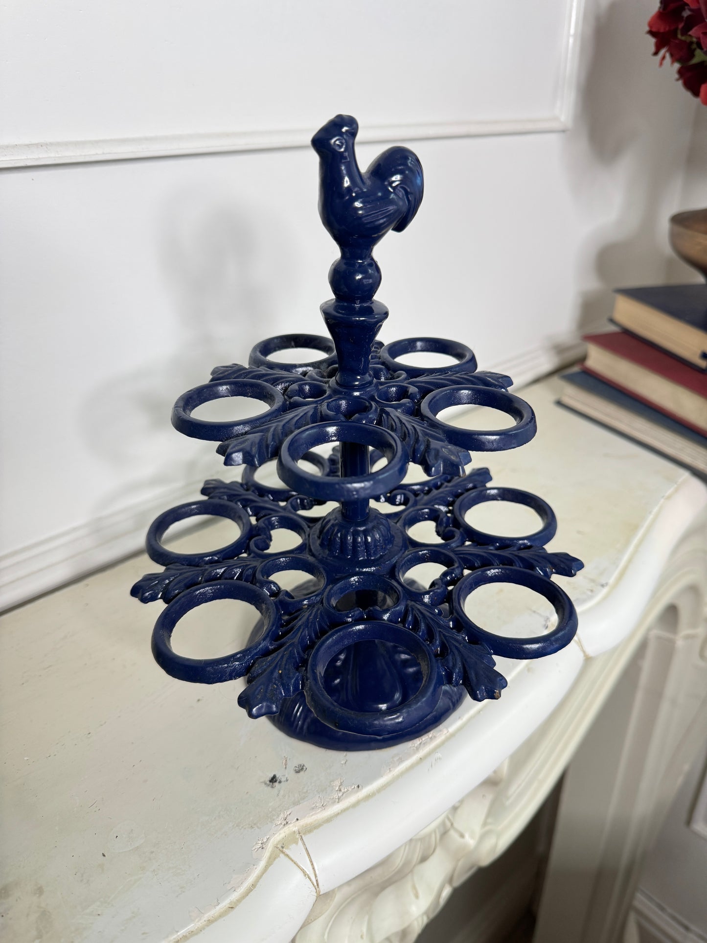 Vintage Metal Egg Holder – Painted Rack for 12 Eggs