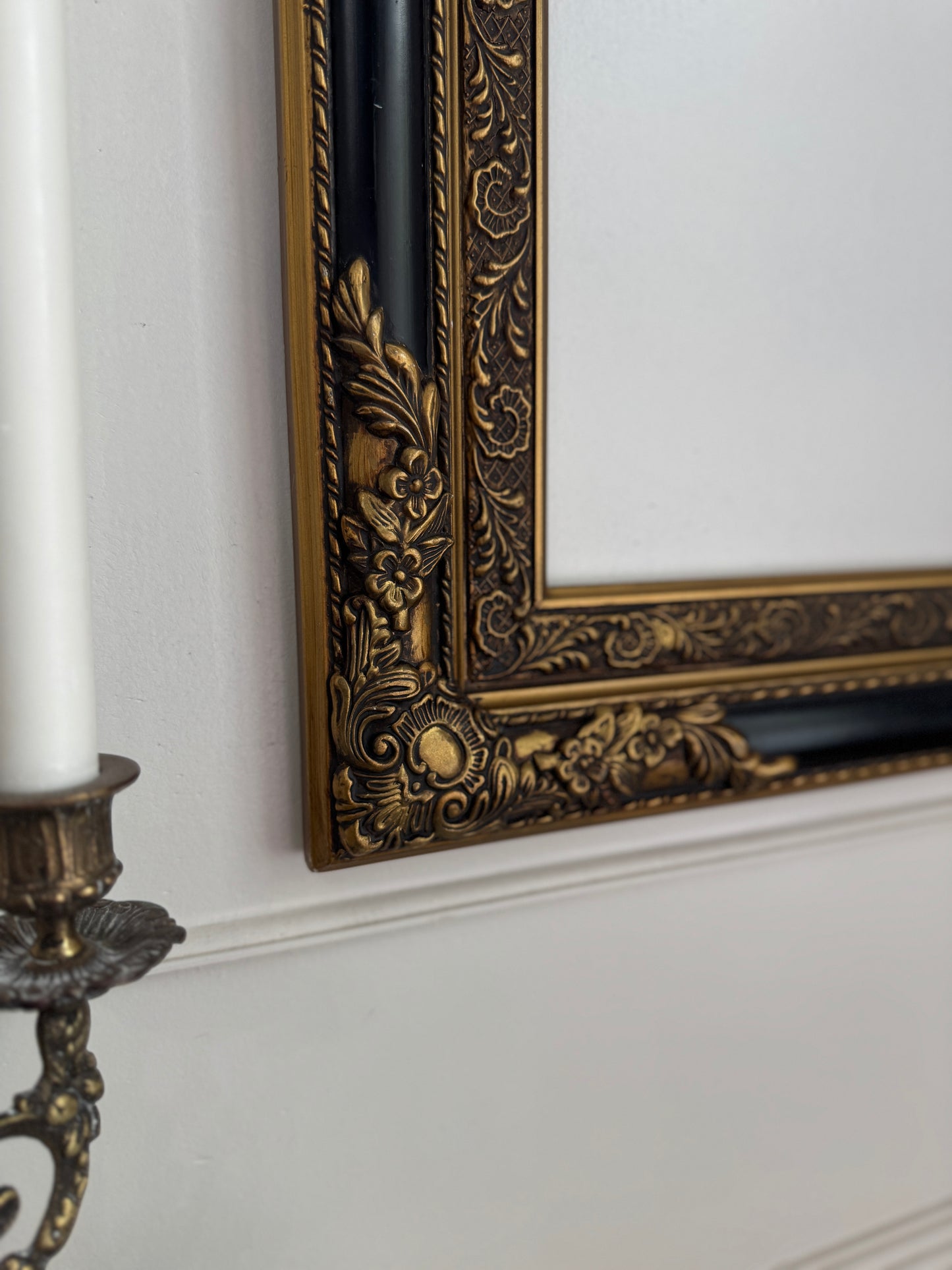 Antique Black & Gold Antique Drame Ornate Louréaux Frame