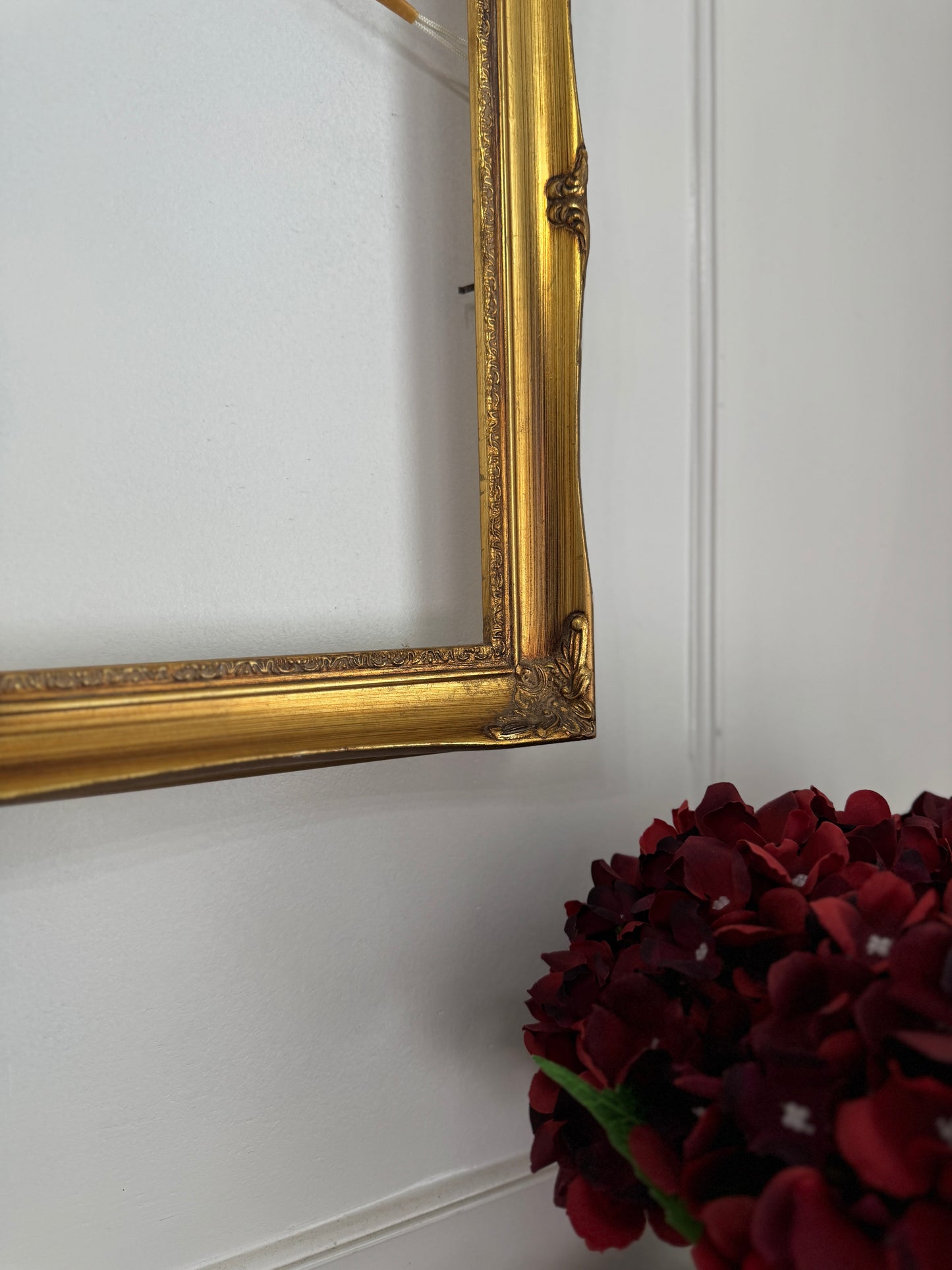 Antique Gold Swept Éclaire Frame