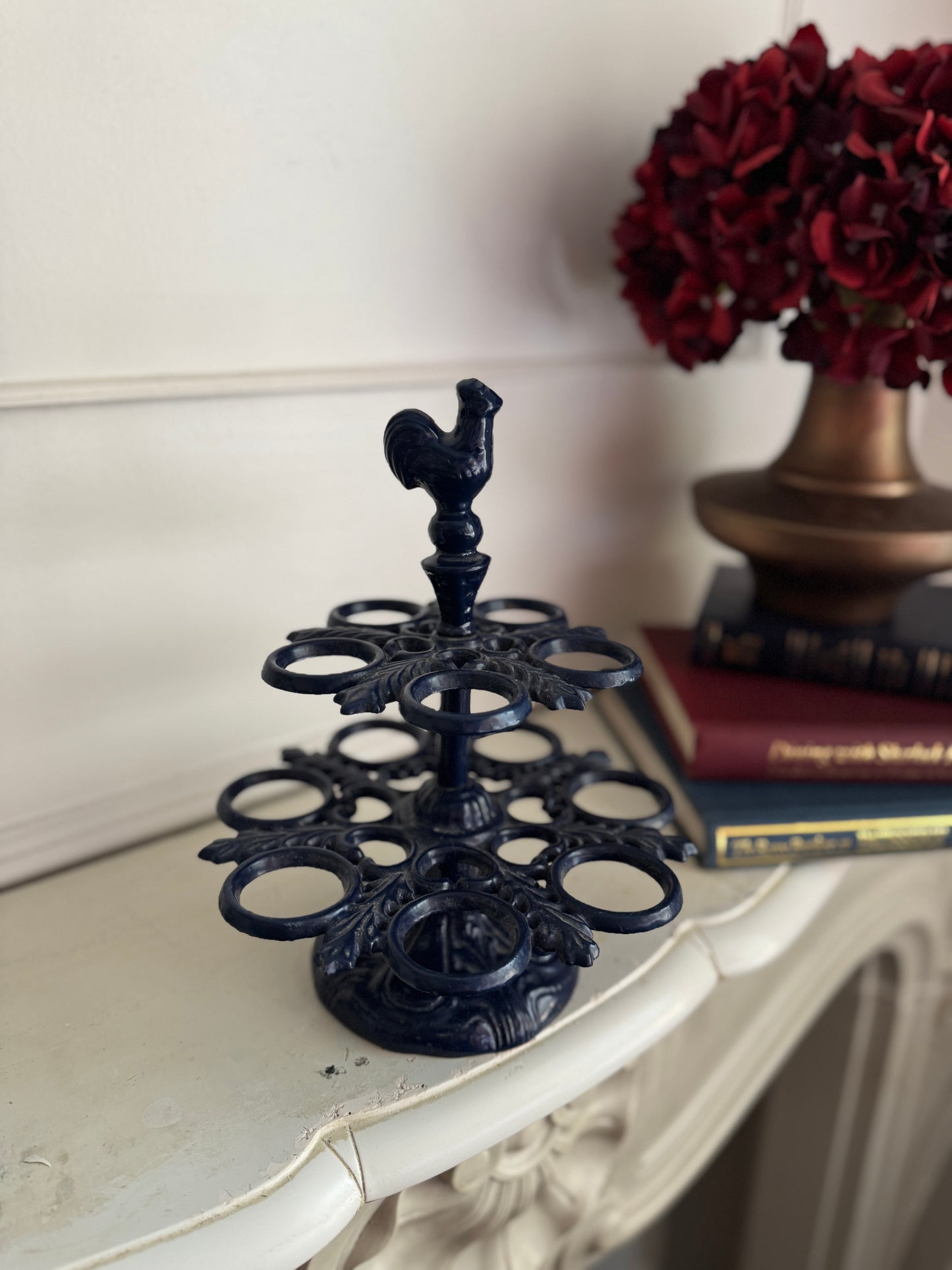 Vintage Metal Egg Holder – Painted Rack for 12 Eggs