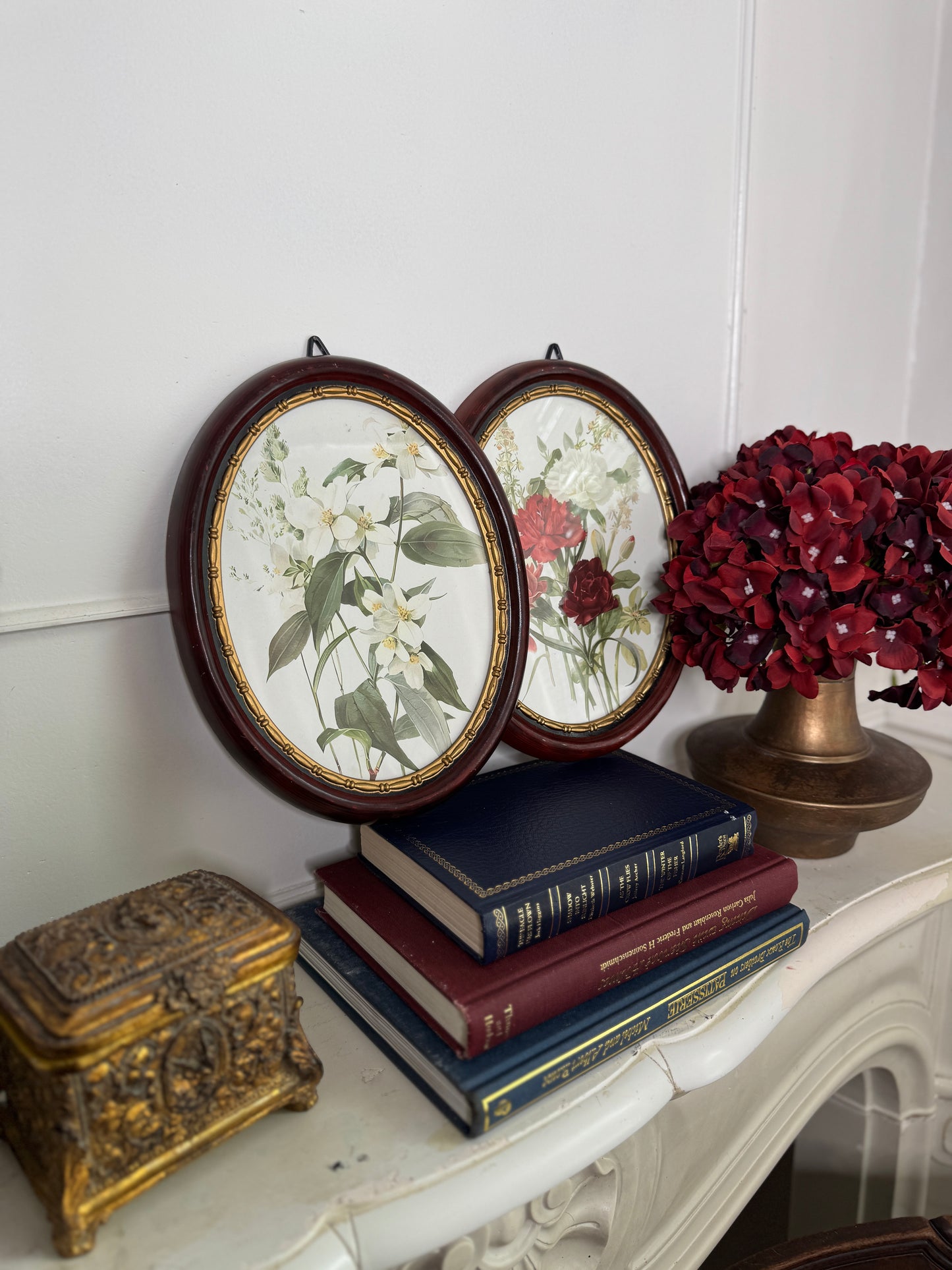 Vintage Flower-Themed Oval Matching Frame Set