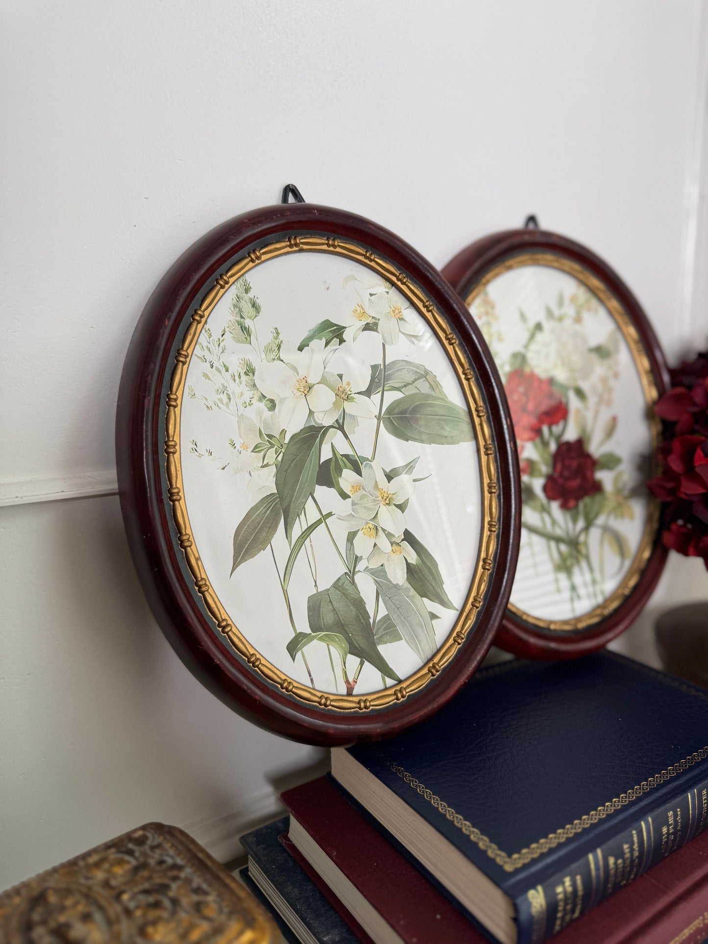 Vintage Flower-Themed Oval Matching Frame Set