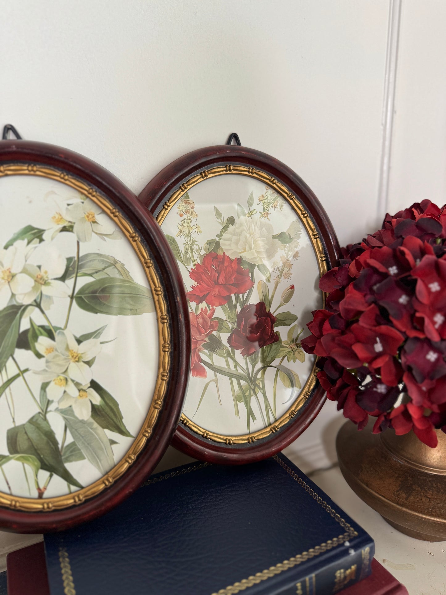 Vintage Flower-Themed Oval Matching Frame Set