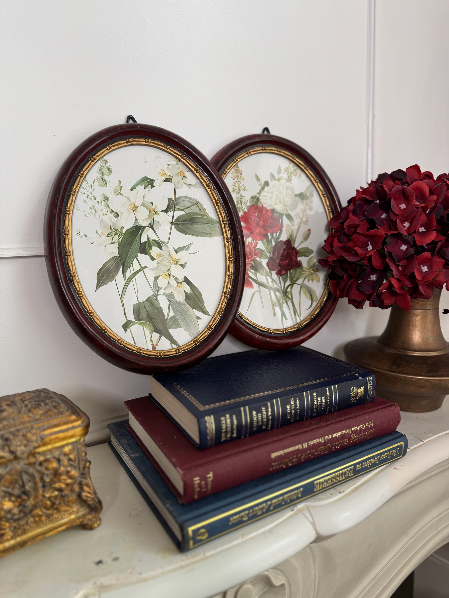 Vintage Flower-Themed Oval Matching Frame Set