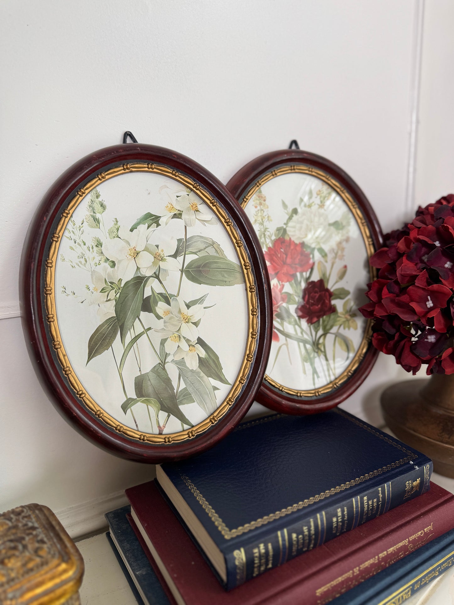 Vintage Flower-Themed Oval Matching Frame Set