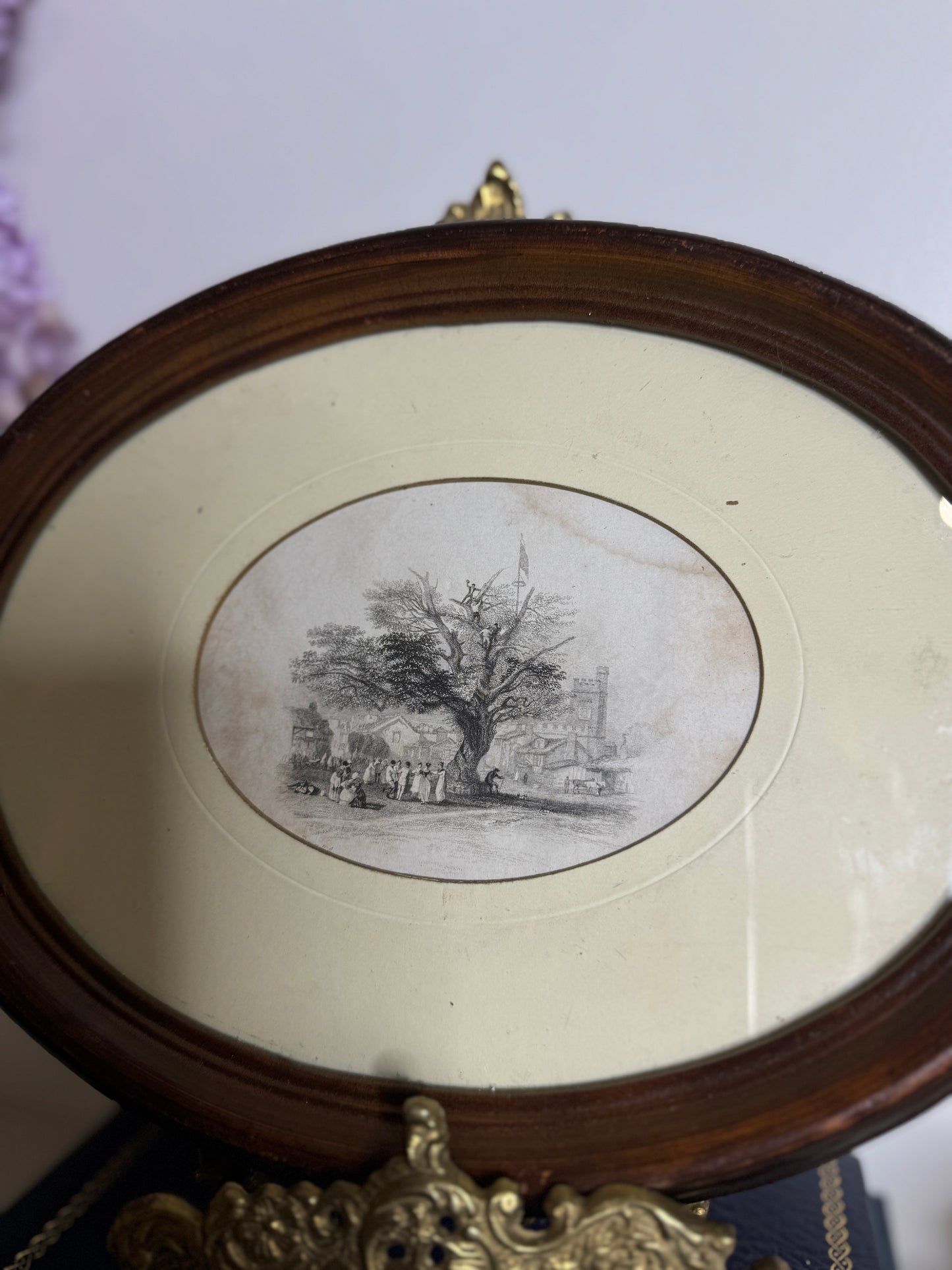 Drawing art in oval frame ( resin frame ) : 28 x 21 cm