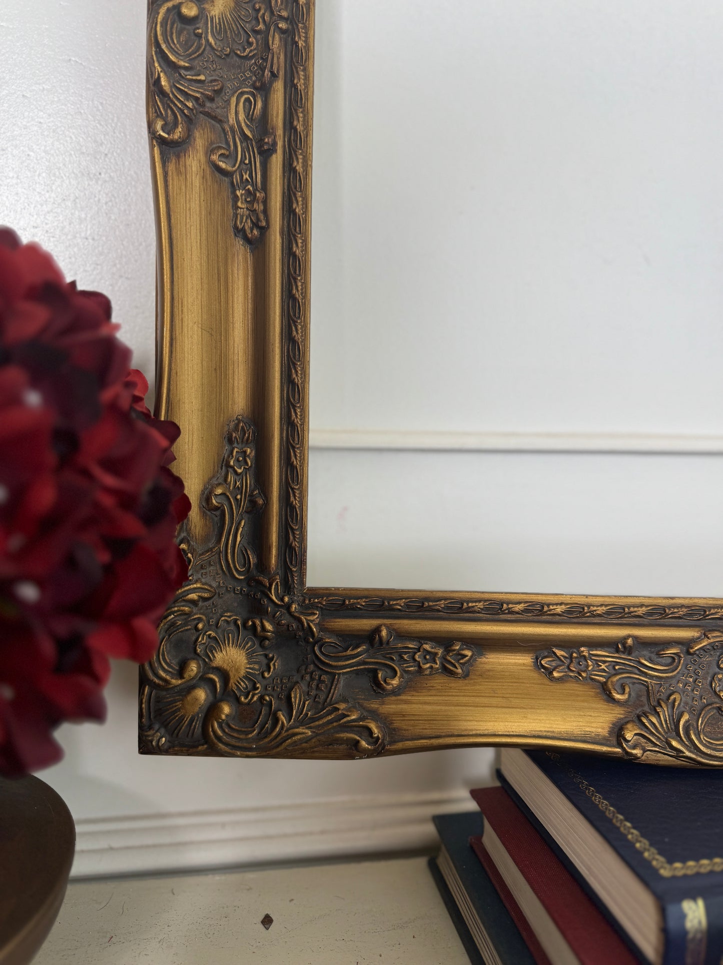 Vintage Gilt French Louis-Style Ornate Ornate Gold Frame - Medium- Frame Milan