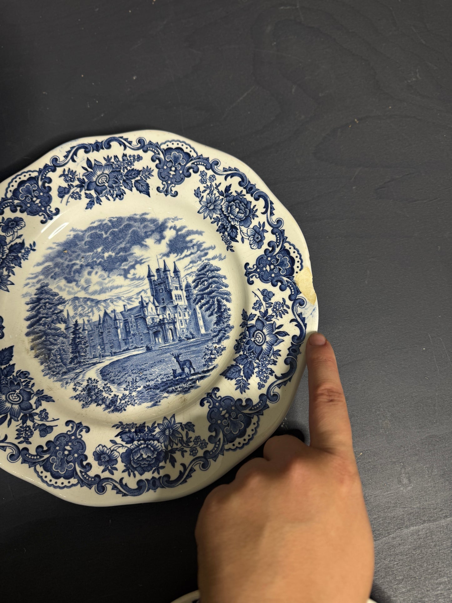 Grand Heritage Wall Set – Blue & White English Plates with Ornate Framed Painting