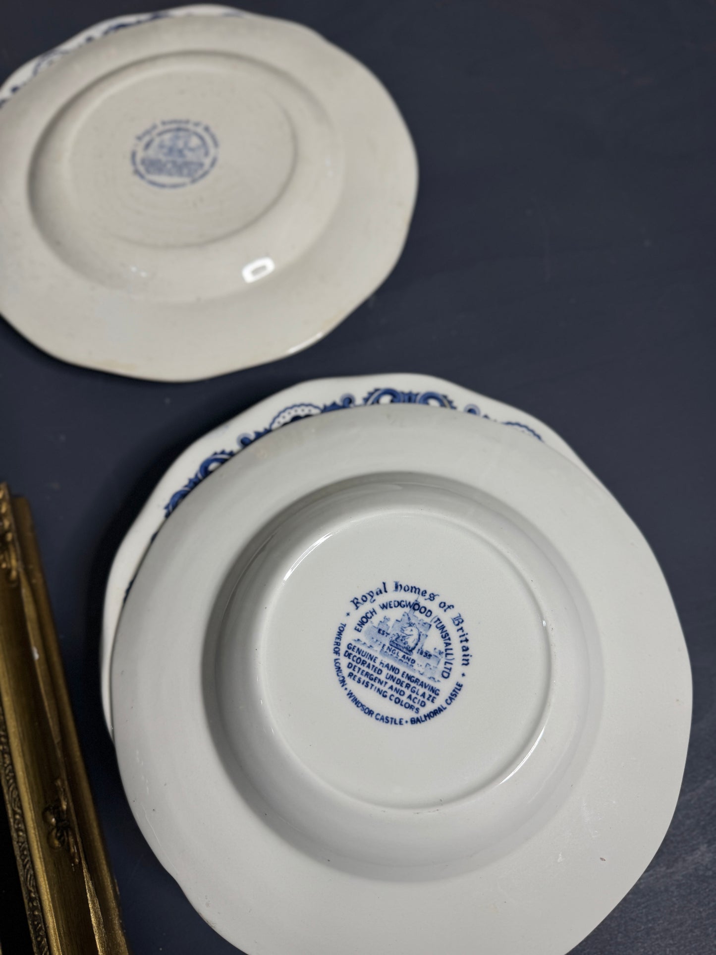 Grand Heritage Wall Set – Blue & White English Plates with Ornate Framed Painting