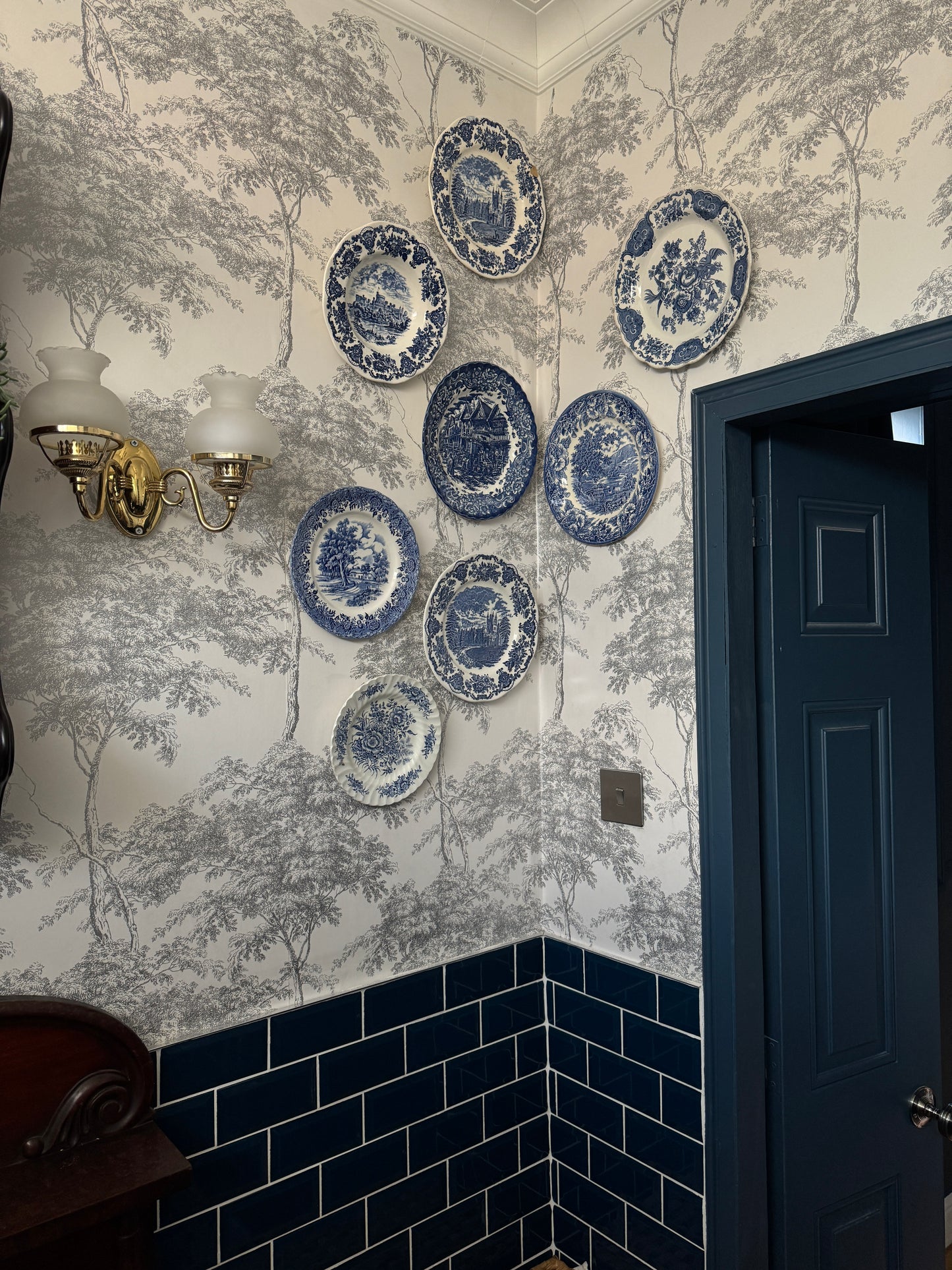 Regal Blue Willow Collection – Vintage English Dish Display