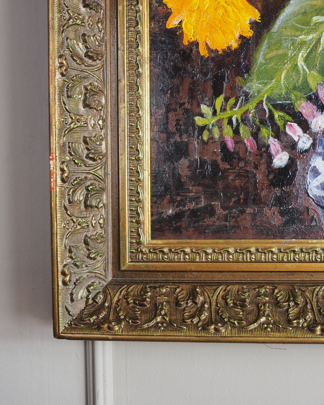 Large Vintage Floral Oil Painting in Antique Gold Heavy Frame (72 × 57 cm)