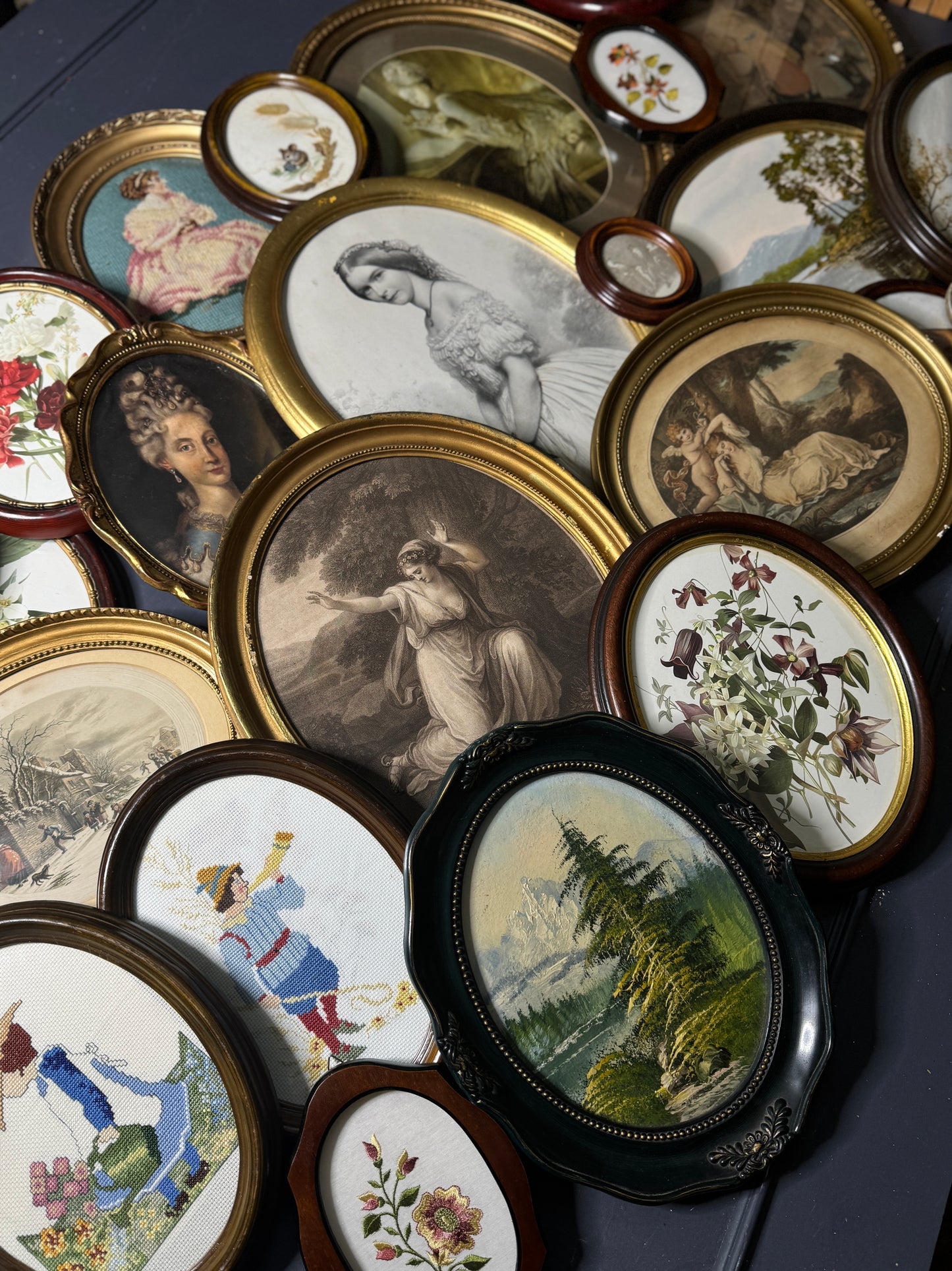 Vintage Stipple Engraving 'Cupid': Oval Giltwood Frame Wall Art