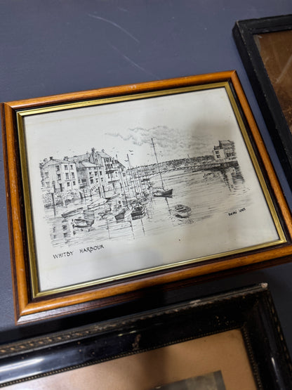 Vintage Gallery Wall Set – Gold & Black Wooden Frames with Resin Rabbit