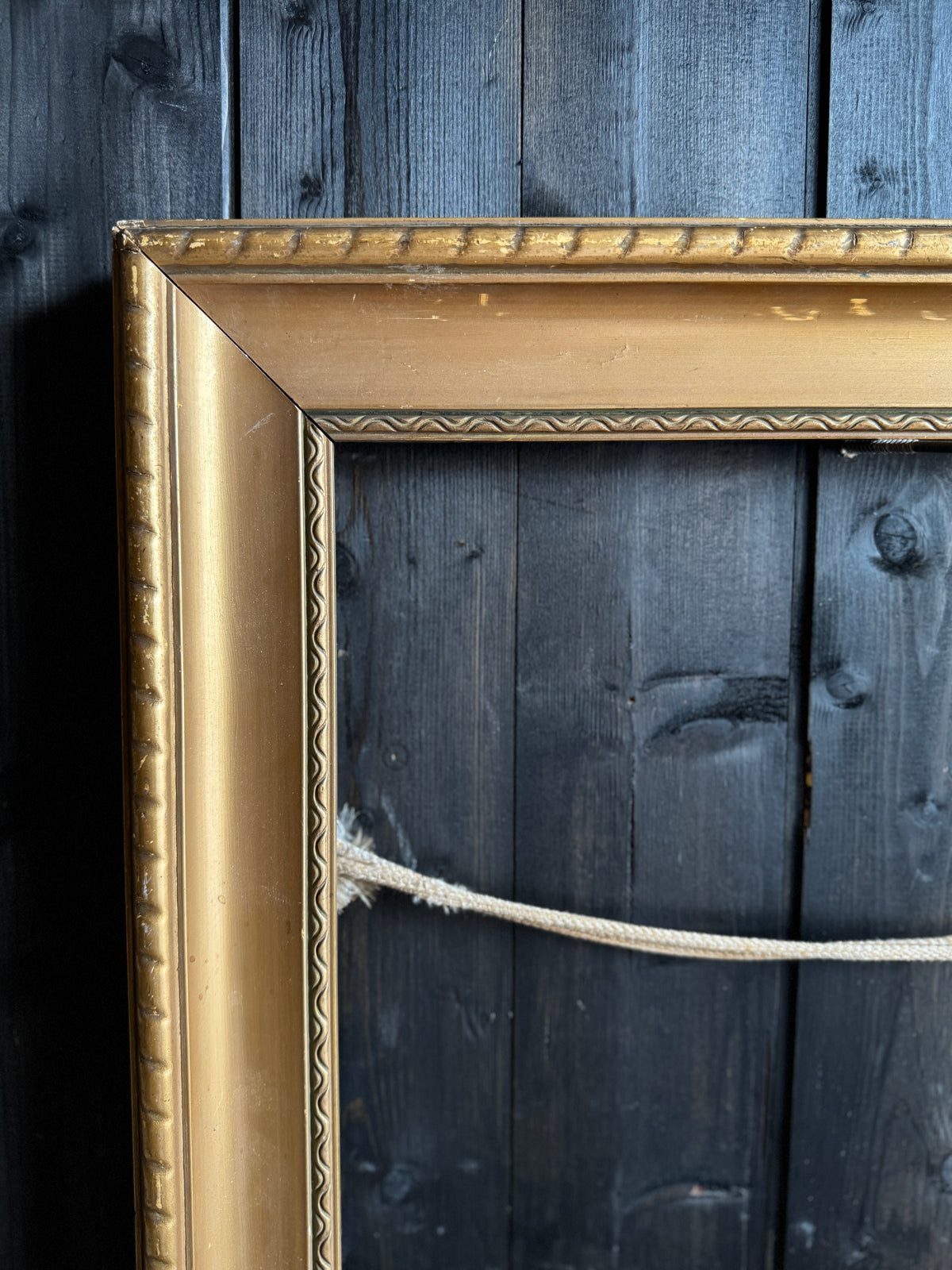 Vintage Ridge Edge Gold Gilt Vionne Frame