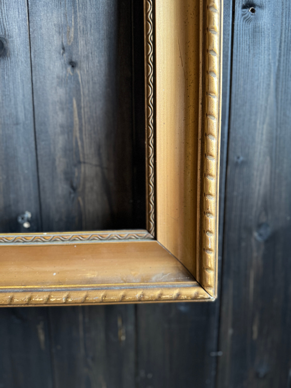 Vintage Ridge Edge Gold Gilt Vionne Frame