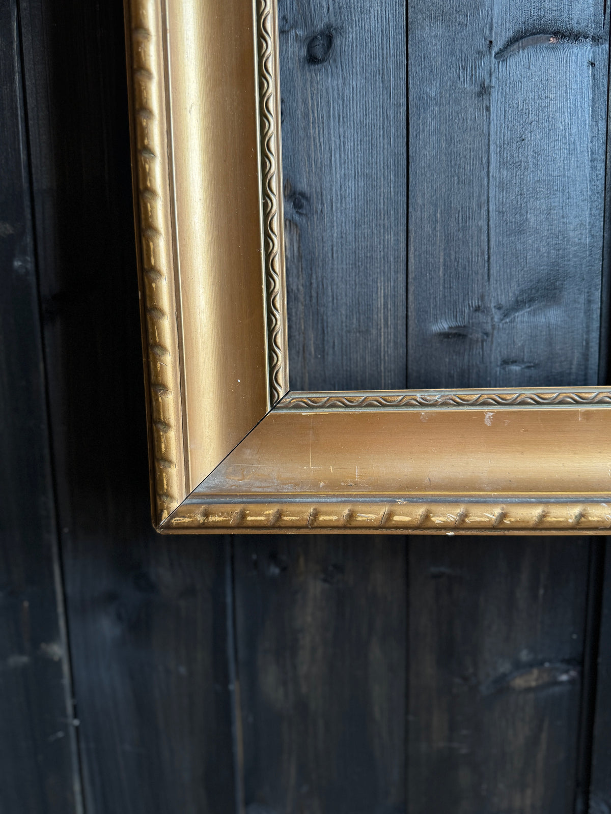 Vintage Ridge Edge Gold Gilt Vionne Frame
