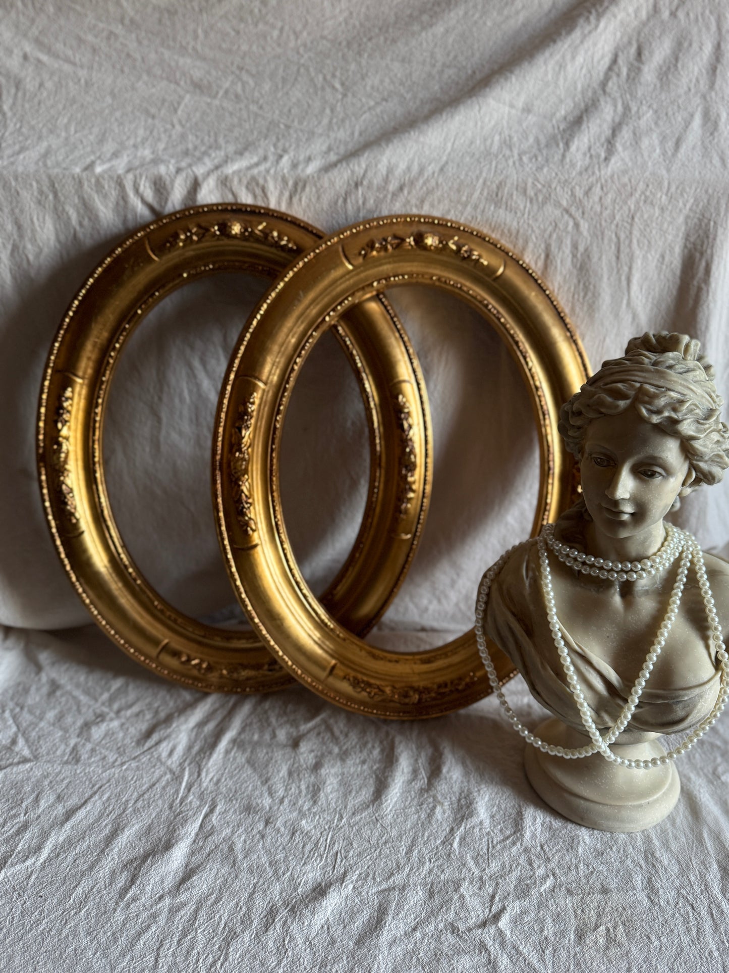 Vintage 1970s Oval Frames| Ornate Resin Gold Frames | Lightweight Matching Pair