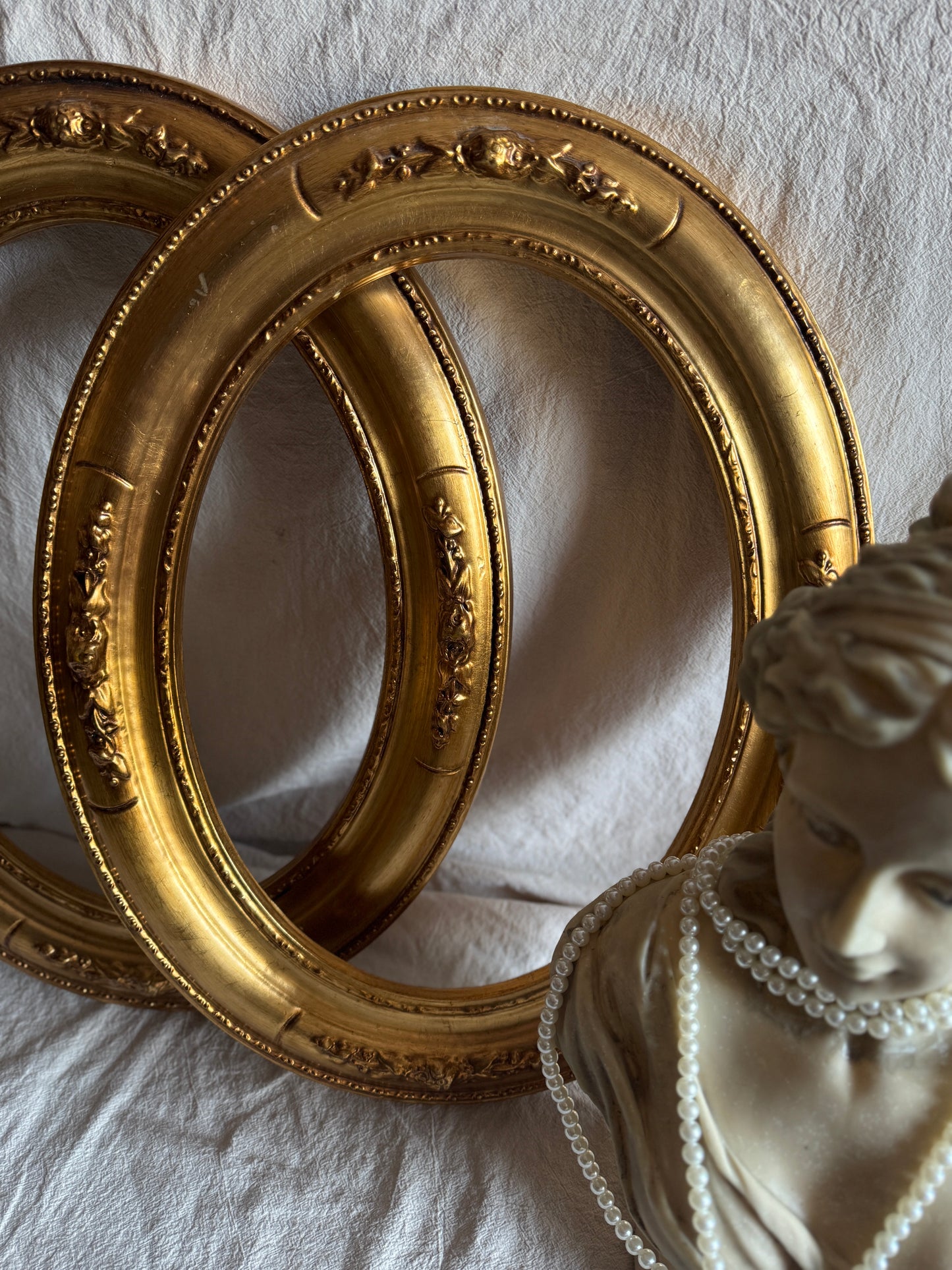 Vintage 1970s Oval Frames| Ornate Resin Gold Frames | Lightweight Matching Pair