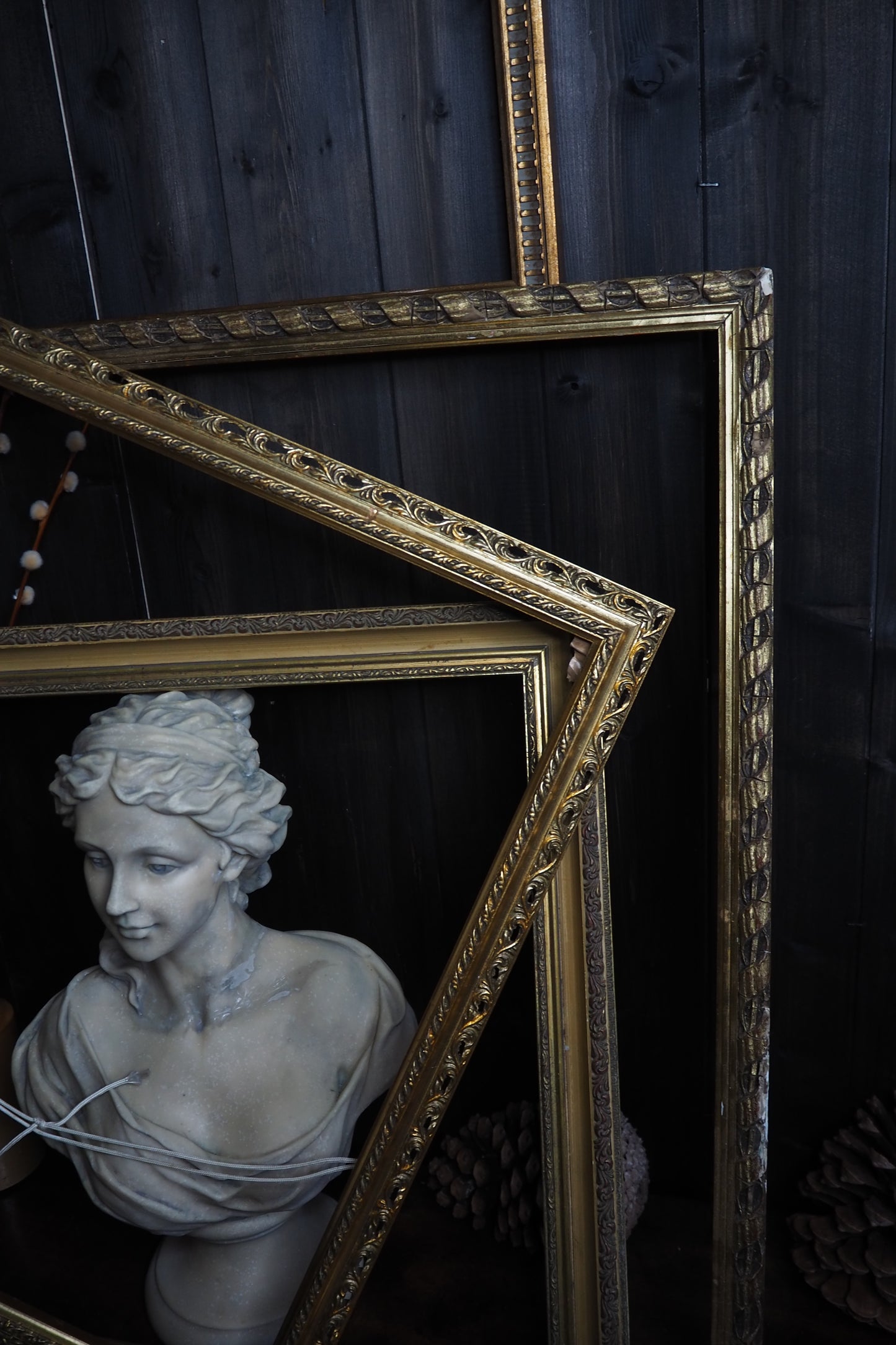 The Acanthus - Gold Parcel Gilt Medium Slim Frame