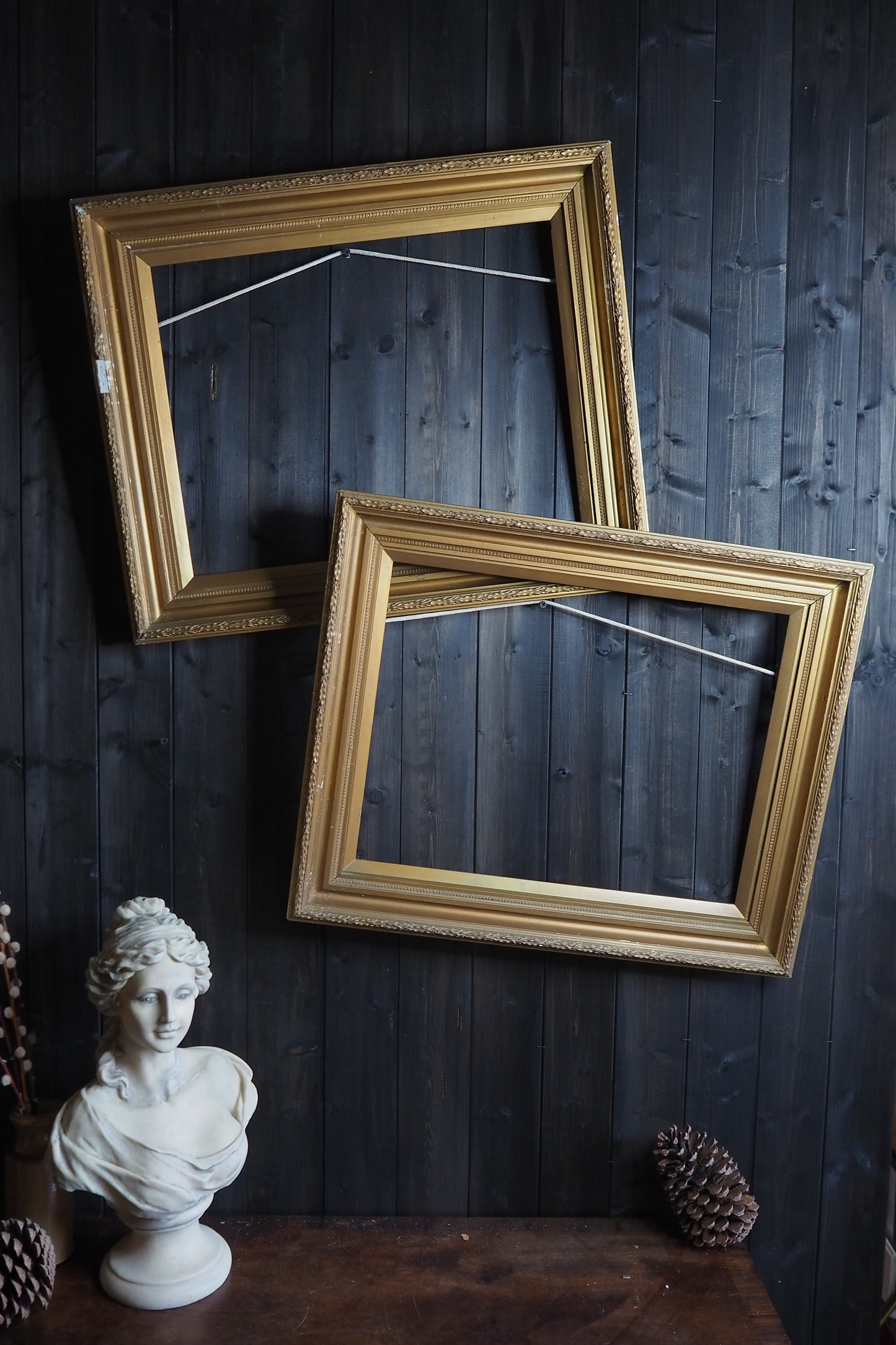 The Véronne – Early 20th Century Gold Gilt Frame Pair