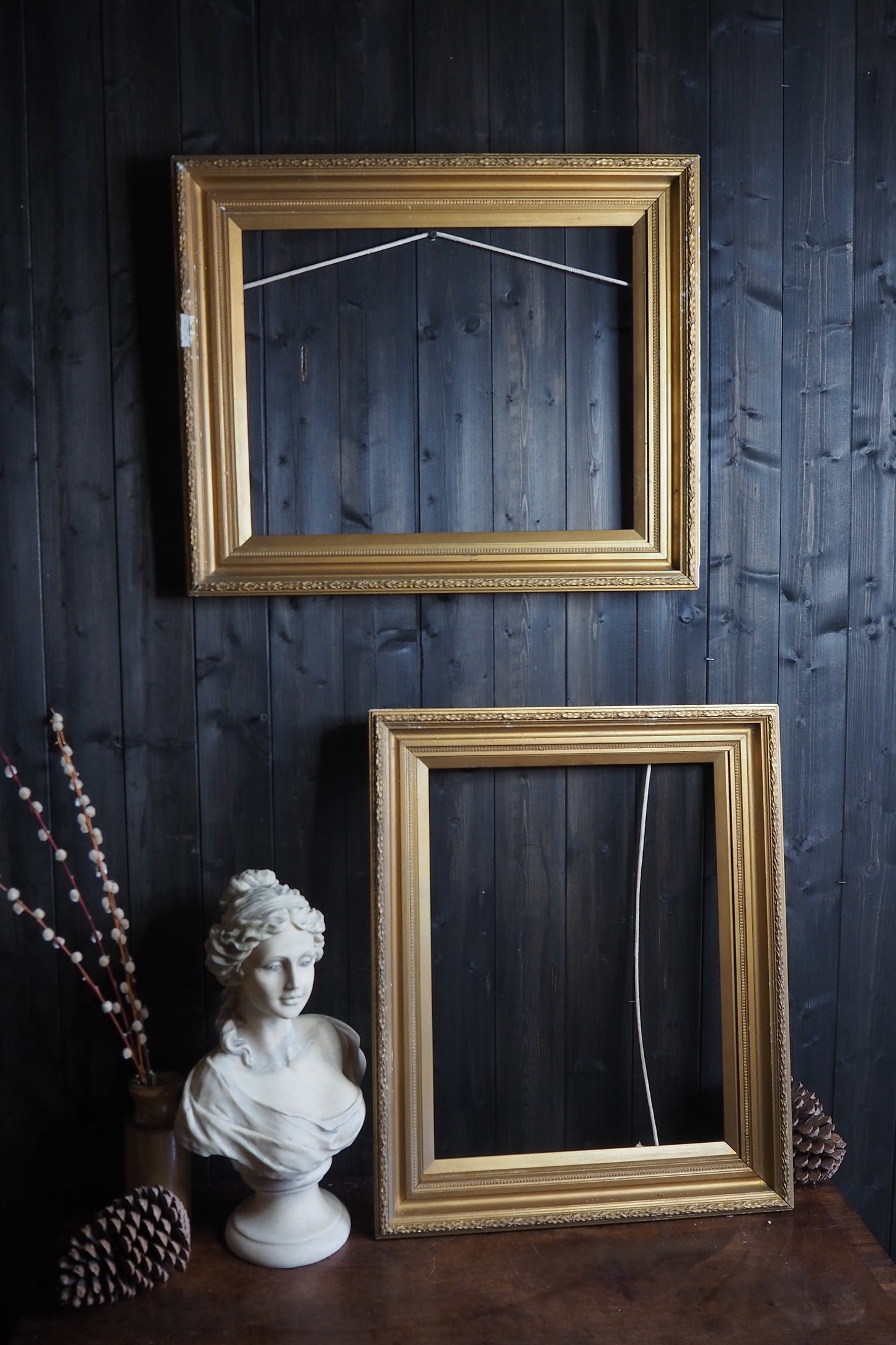 The Véronne – Early 20th Century Gold Gilt Frame Pair