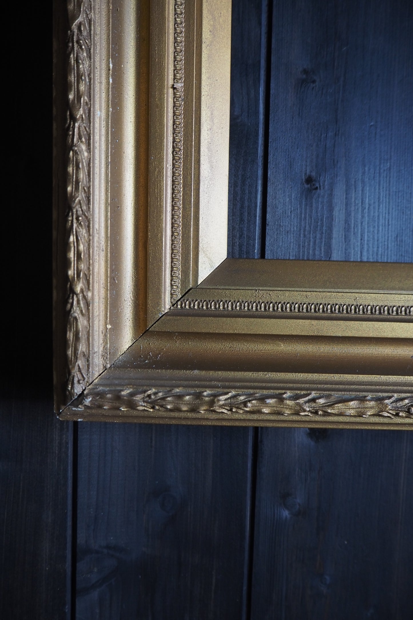 The Véronne – Early 20th Century Gold Gilt Frame Pair