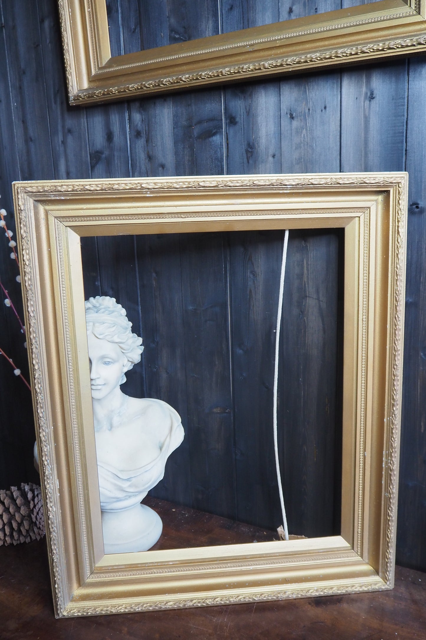 The Véronne – Early 20th Century Gold Gilt Frame Pair